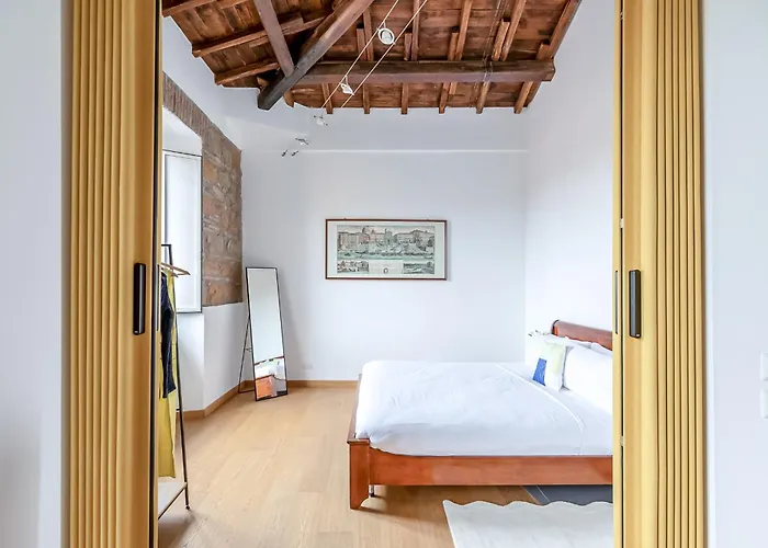 Hostly-light And Wood Midtown-near Trevi Daire